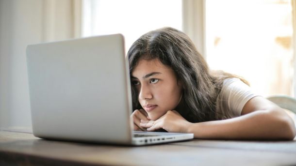 Un rapport de l'UNESCO met en lumière les effets néfastes des médias sociaux sur les filles