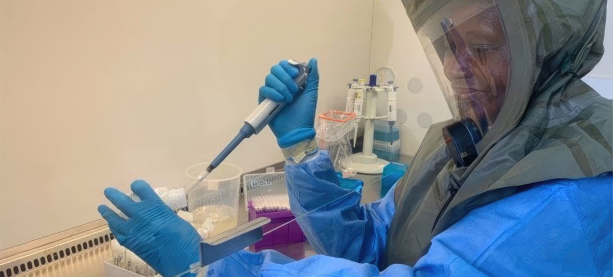 Une scientifique teste des échantillons de Covid-19 dans un laboratoire en Sierre Leone