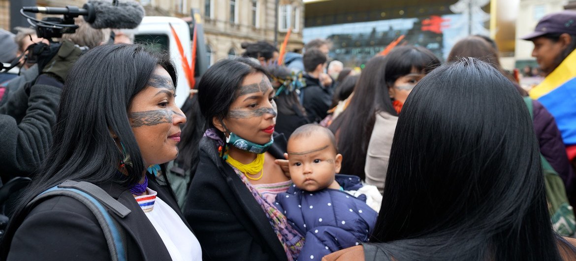 Des militants autochtones manifestent dans les rues de Glasgow, ville hôte de la COP26, lors de la conférence historique des Nations Unies sur le climat. 