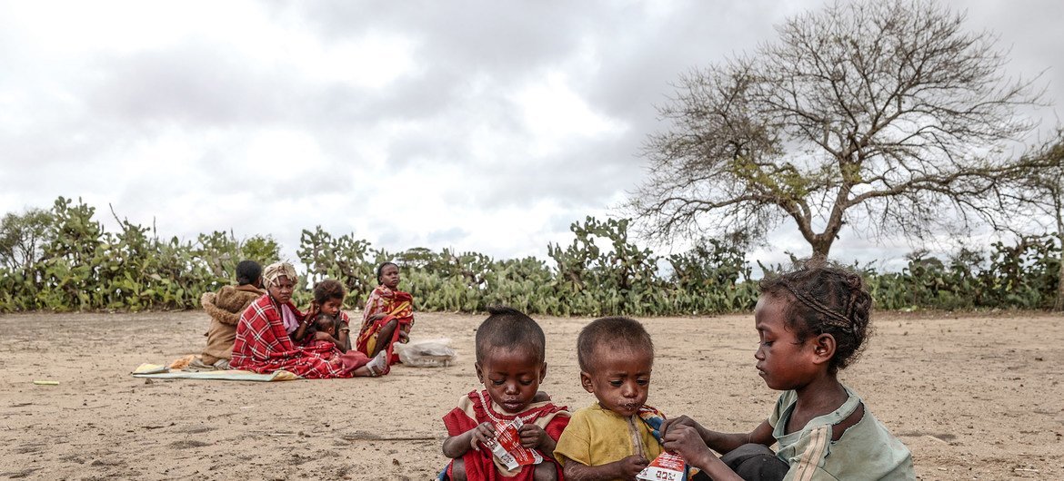 Samberahae, 3 ans, et Fedraza, 2 ans, dégustent leur ration de Plumpy nut au Centre de Santé de Base d'Ambohimalaza, Ambovombe, Région Androy, Sud de Madagascar. 