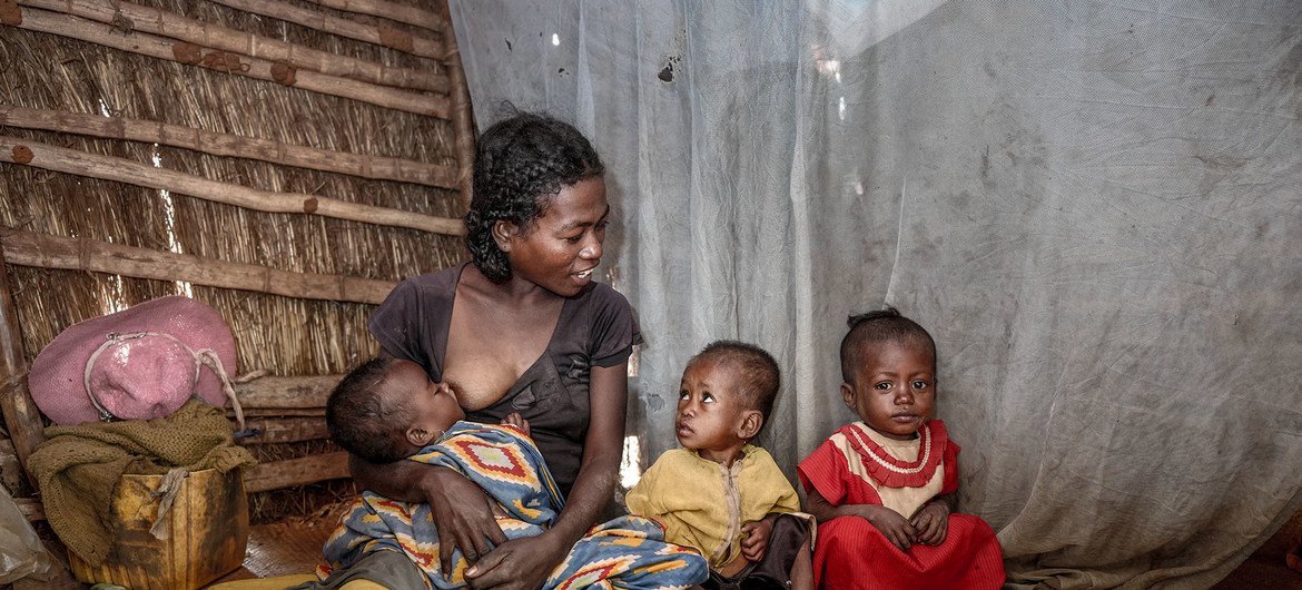 Vao Soagnaveree, 27 ans, avec deux de ses enfants souffrant de malnutrition sévère, Fedraza en jaune (2 ans, garçon) et Samberahae en rouge (3 ans, fille)... Elle vit à Kobamirafo, dans la région d'Androy, à 15 km d'Ambovombe, dans le sud de Madagascar.