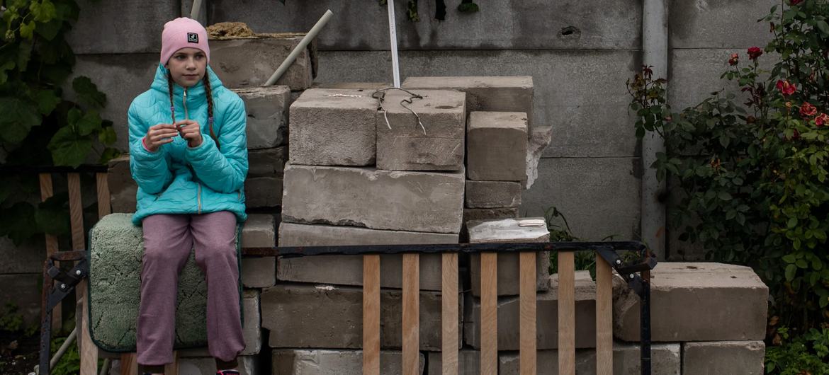 Une fillette de neuf ans fait une pause en aidant sa mère à nettoyer leur maison, dont la majeure partie a été détruite par les bombardements à Chernihiv, en Ukraine.