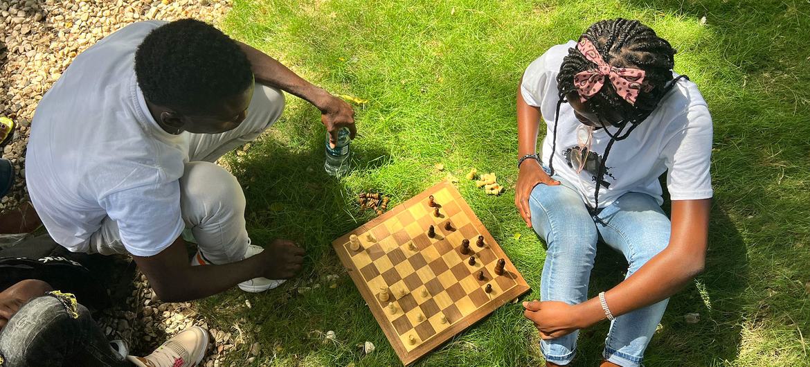 Des jeunes de Cité Soleil se tiennent à l'écart de la violence en jouant aux échecs.
