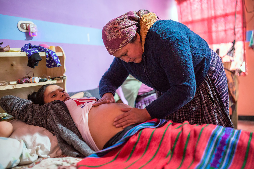 Une femme enceinte au Guatemala reçoit les soins d'un agent de santé.