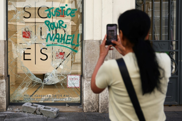 La vitrine d'un magasin a été brisée à Marseille, le 1er juillet 2023