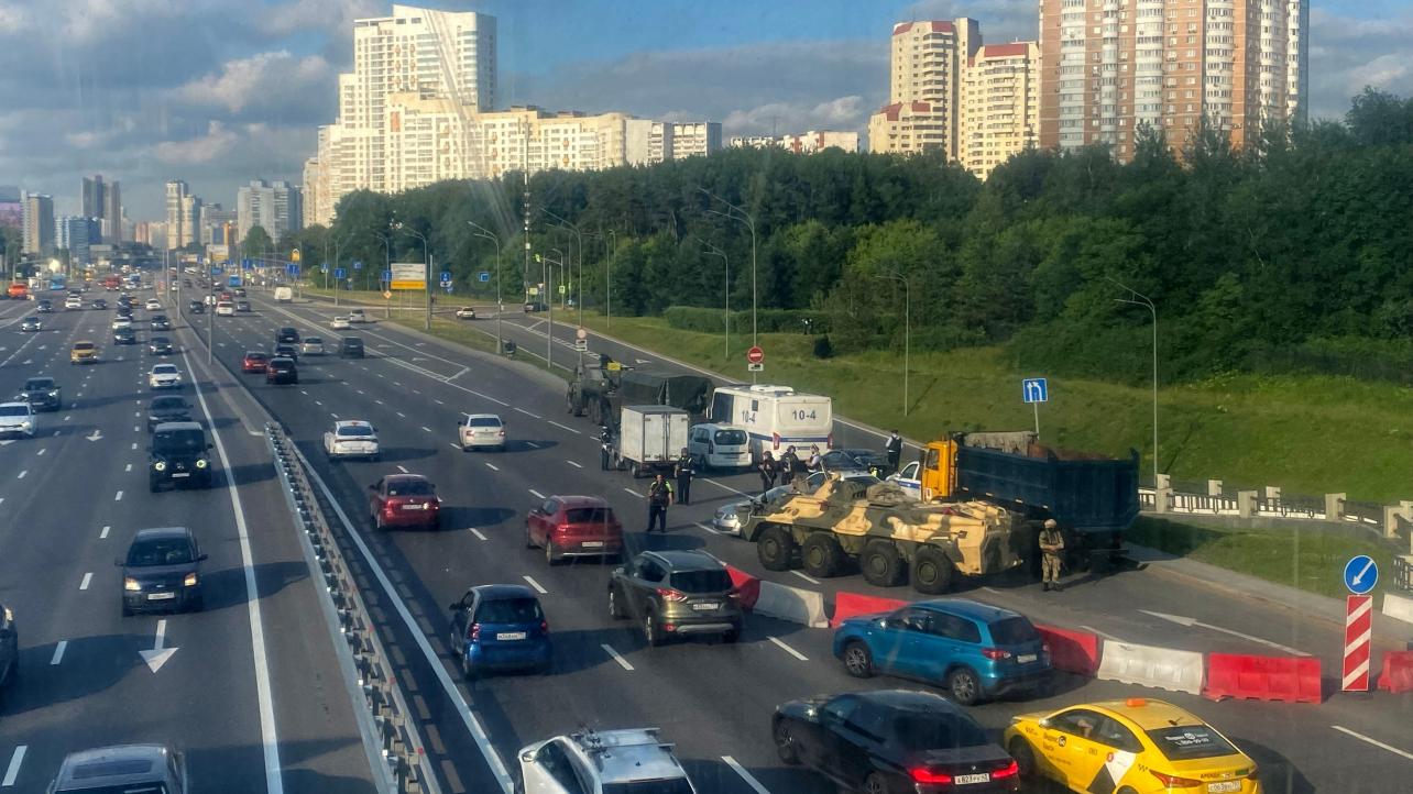 Des policiers et soldats bloquent une partie de l'autoroute d'accès à Moscou, le 24 juin 2023