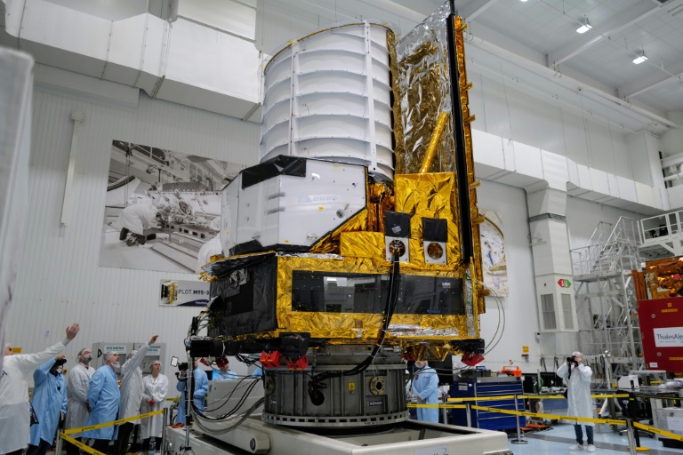 La sonde spatiale Euclid en salle blanche à Cannes, le 21 février 2023