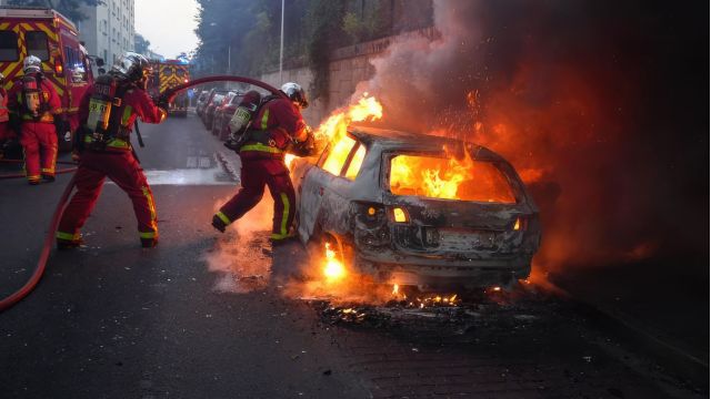 Émeutes: plus de 1300 interpellations lors d'une quatrième nuit de violences, début des obsèques de Nahel