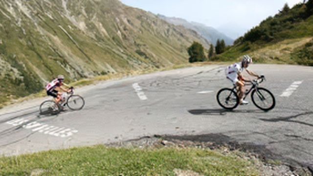 L'ascension de l' Alpes d'Huez : un défi pour les amateurs de vélo