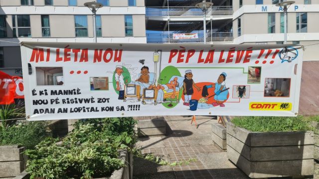 Martinique : Sit-in et dépôts de blouses devant l'ARS