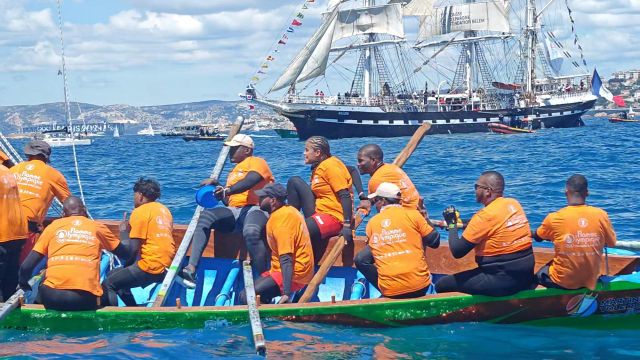 La Yole Ronde de Martinique à l'arrivée de la flamme olympique à Marseille