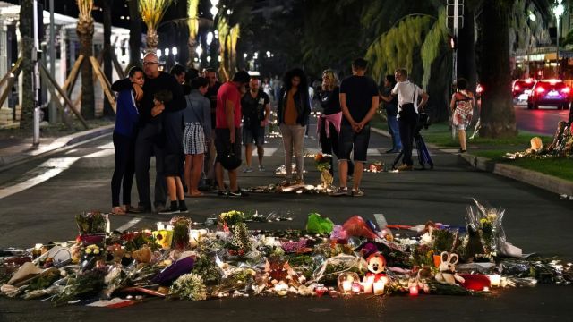 Attentat : Veillée mortuaire sur la Promenade des Anglais.