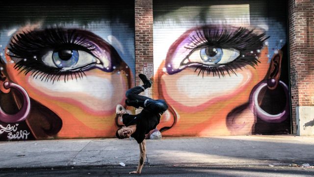 Les b-boys accompagnent les jeunes de Nairobi avec le break dance