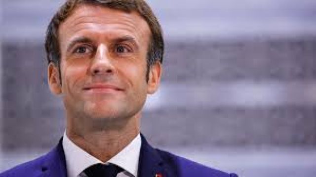 Retraites : Macron défend sa réforme contestée
