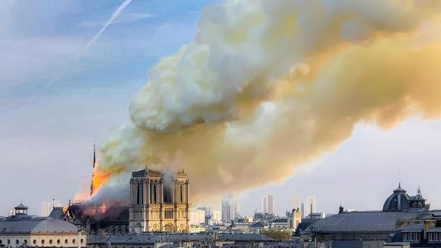 Notre Dame de Paris brûle